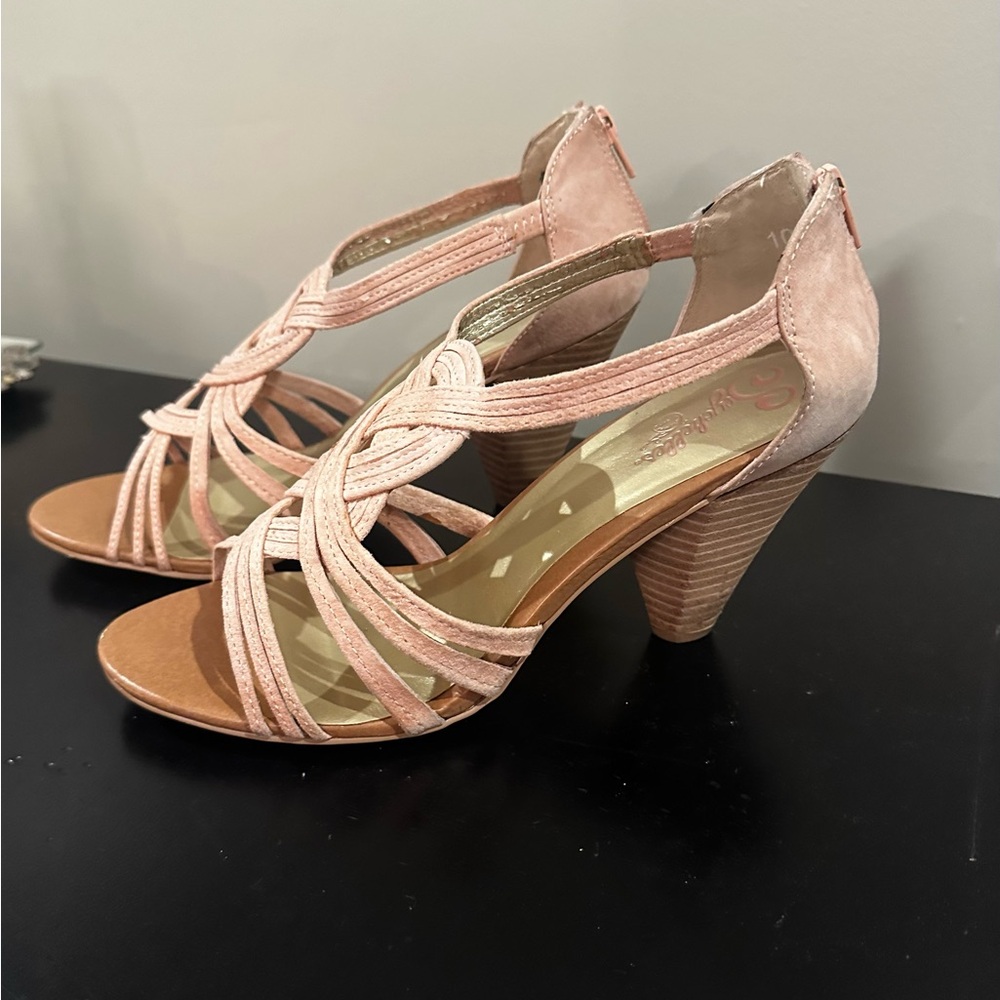 Seychelles Elegant Pink Heels with Strappy Design and Medium Height